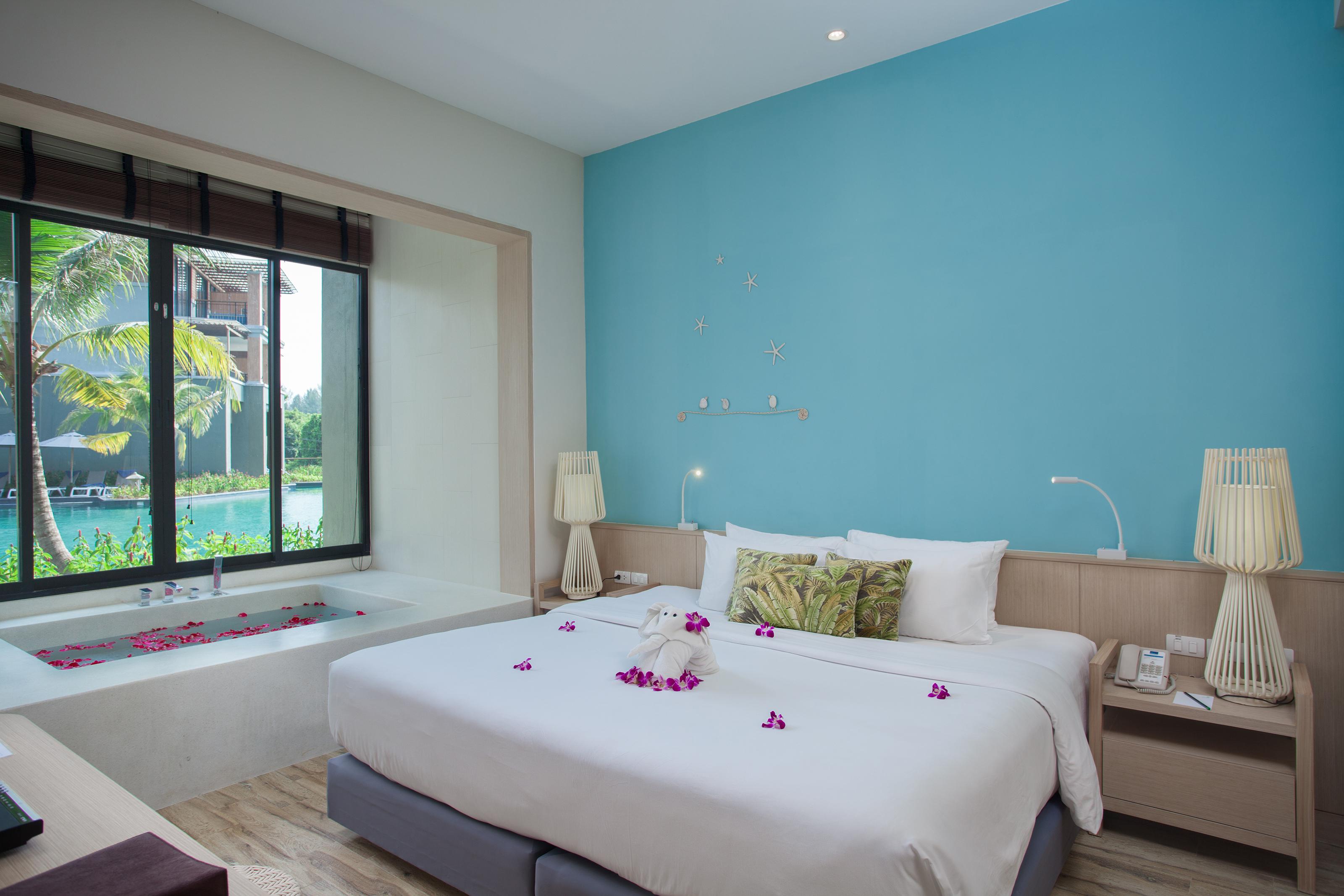 Deluxe Suite Pool Access Jacuzzi